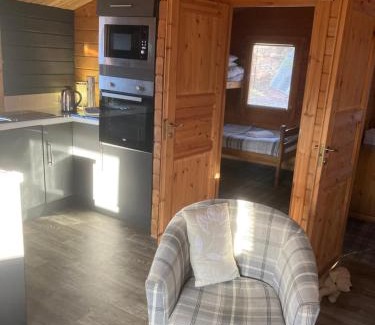 Balloch Apartment | Log Cabin in the City with hot tub