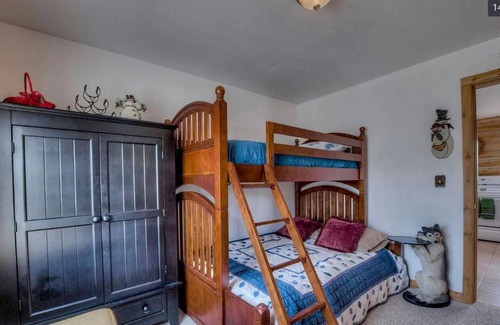 Warm Springs Cabin | Log cabin near Fairplay - Ski and Fly-fishing paradise - Pet Friendly
