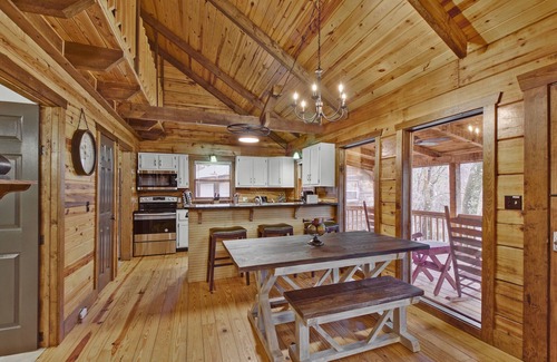 Lookout Valley Neighborhood Association Cabin | Log Cabin on 2 acres, hot tub, pond, fishing, pets