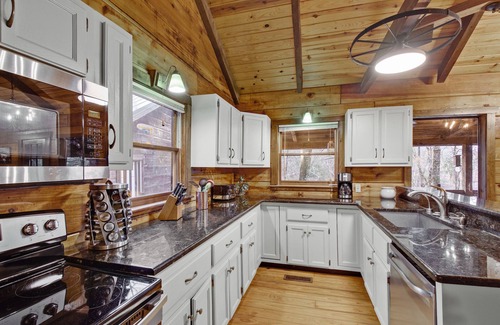 Lookout Valley Neighborhood Association Cabin | Log Cabin on 2 acres, hot tub, pond, fishing, pets