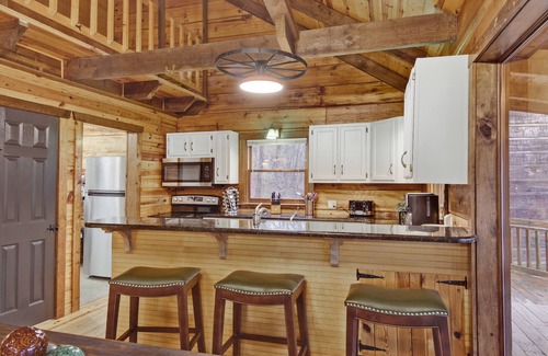 Lookout Valley Neighborhood Association Cabin | Log Cabin on 2 acres, hot tub, pond, fishing, pets