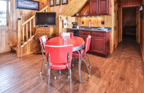 Eagle River House | Log Cabin on Deerskin lake