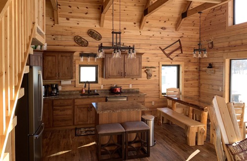 Long Prairie Cabin | Log Cabin on Latimer Lake