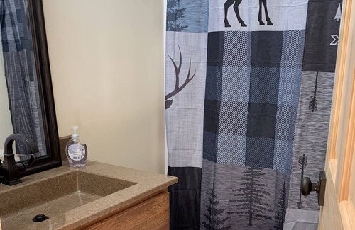 Long Prairie Cabin | Log Cabin on Latimer Lake
