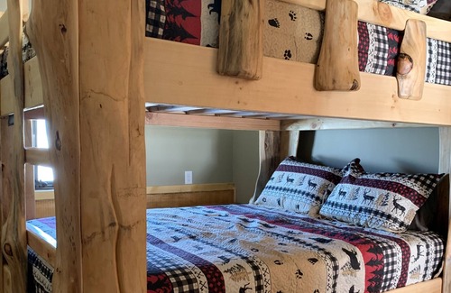 Long Prairie Cabin | Log Cabin on Latimer Lake