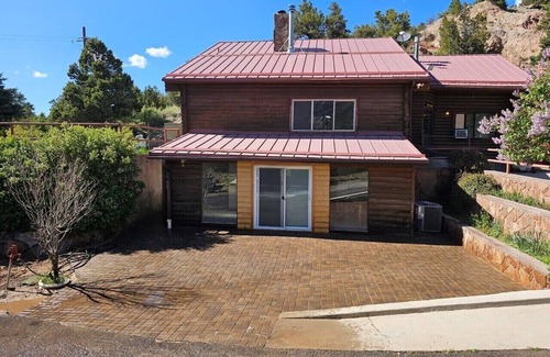 Cedar City Cabin | Log Cabin, sleeps 13, near Cedar City Utah
