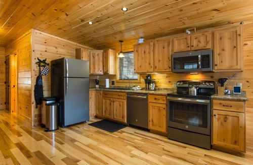 Pisgah Forest House | Log Cabin Streamside with fire-pit 5 mins to the HUB