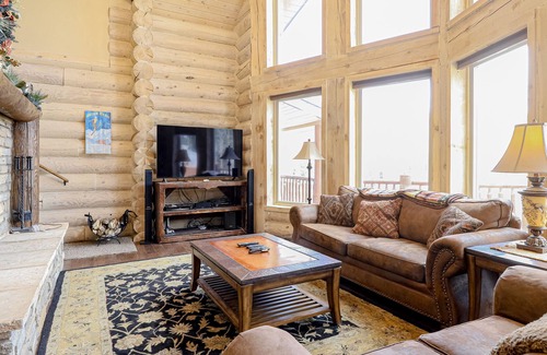 Brian Head Cabin | Log cabin w/ arcade games, pool table, wine fridge, hot tub, fireplace & firepit