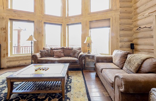 Brian Head Cabin | Log cabin w/ arcade games, pool table, wine fridge, hot tub, fireplace & firepit