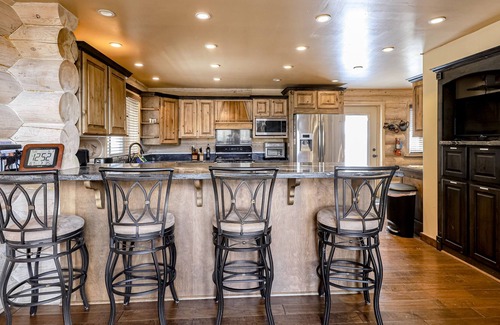 Brian Head Cabin | Log cabin w/ arcade games, pool table, wine fridge, hot tub, fireplace & firepit