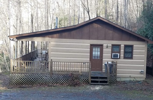 Whittier Cabin | Log Cabin w/Hot Tub near Casino, Cherokee & Bryson City
