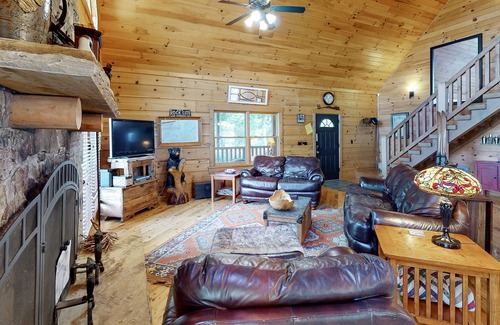 Trenton House | Log cabin with a bluff views, washer/dryer, central AC, large deck - dogs OK
