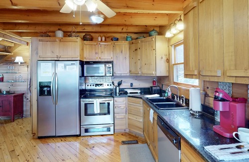 Trenton House | Log cabin with a bluff views, washer/dryer, central AC, large deck - dogs OK