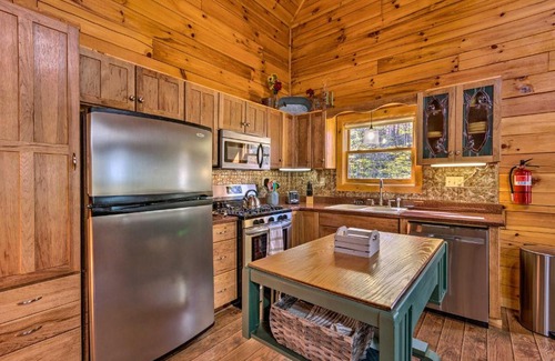 Beech Mountain House | Log Cabin with Deck and Fireplace Walk to Lake and Trails
