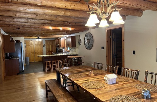 Hinckley Cabin | Log Cabin with Hot Tub