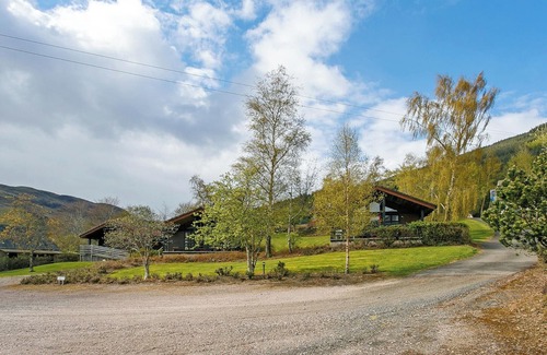 Lochearnhead Ski Chalet | Log cabin with one double with ensuite shower and two twin.