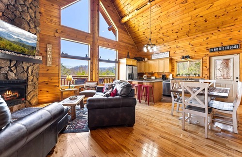 Gatlinburg - Pigeon Forge Cabin | LOG CABIN★SECLUDED AUGUST SPECIALS★HOT TUB★GAME ROOM★CONVENIENT