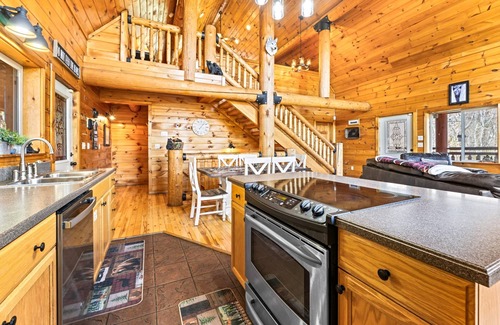 Gatlinburg - Pigeon Forge Cabin | LOG CABIN★SECLUDED AUGUST SPECIALS★HOT TUB★GAME ROOM★CONVENIENT