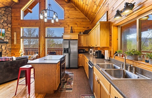 Gatlinburg - Pigeon Forge Cabin | LOG CABIN★SECLUDED AUGUST SPECIALS★HOT TUB★GAME ROOM★CONVENIENT