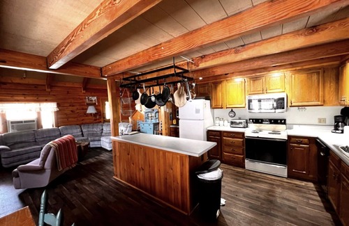 Canton Cabin | Log Home near Beautiful Lake Logan