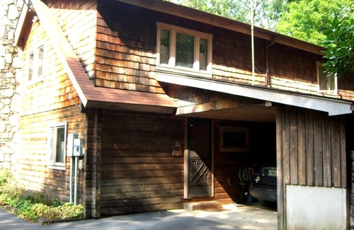 Canton Cabin | Log Home near Beautiful Lake Logan