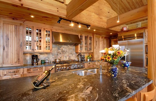 McKellar Cottage | Log Home, Sunsets, Sand Beach, Sauna, Fishing boat, Muskoka Room, Golf