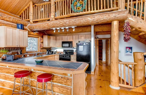 Valley of the Sun Cabin | Log Home w/Epic Mtn Views, Large Deck, Pet Friendly - Ptarmigan Lodge