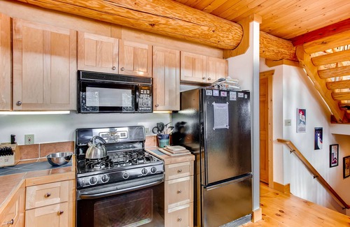 Valley of the Sun Cabin | Log Home w/Epic Mtn Views, Large Deck, Pet Friendly - Ptarmigan Lodge