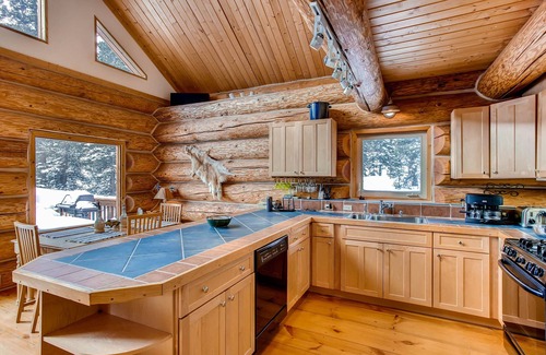 Valley of the Sun Cabin | Log Home w/Epic Mtn Views, Large Deck, Pet Friendly - Ptarmigan Lodge