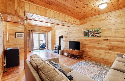 Laurelville Cabin | Log Home w/Hot Tub & Firepit