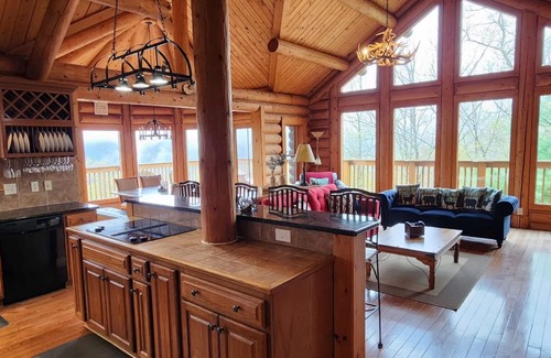 Maggie Valley House | Log Home with Mountain view VERY PRIVATE! Spa Sauna & Hot Tub "The Love Nest"
