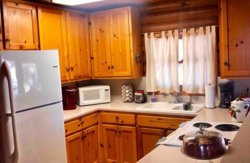 Mico Cabin | Log House-2 bedroom near Medina Lake