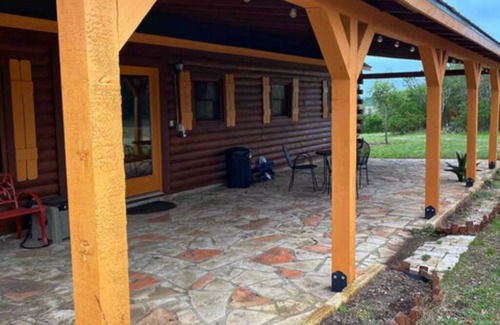 Mico Cabin | Log House-2 bedroom near Medina Lake