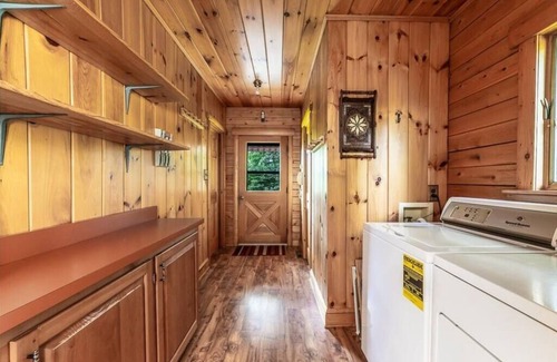 Natural Bridge House | Log Lodge: Mountain/Water View & Heated Pool!