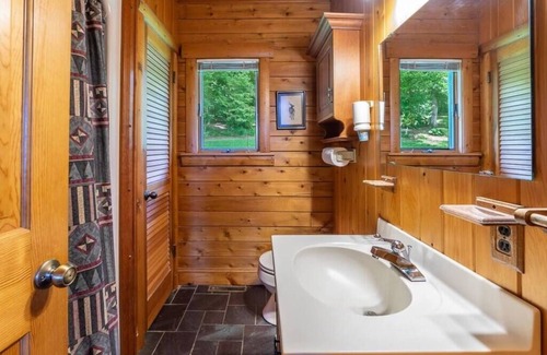 Natural Bridge House | Log Lodge: Mountain/Water View & Heated Pool!