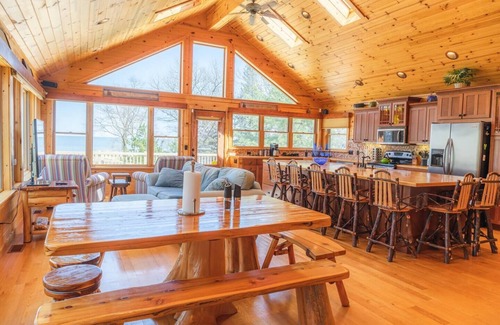 Saginaw Bay Cabin | Log Lover's Dream on Sand Point