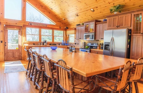 Saginaw Bay Cabin | Log Lover's Dream on Sand Point