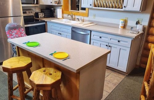 Island Park Cabin | Log Retreat Near Yellowstone National Park w/Hot Tub & Sauna