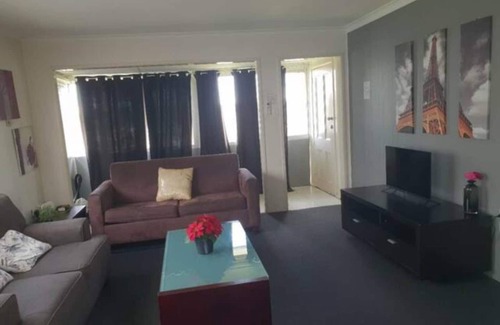 Logan Central Apartment | Logan Central Retreat 3BR Close to Brisbane & GC