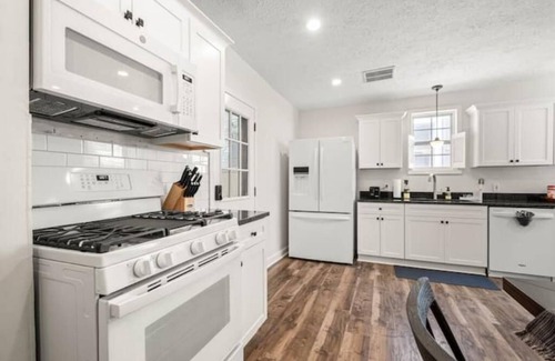 Shelby Park House | Logan Street: Central Location, Renovated w/3 Beds