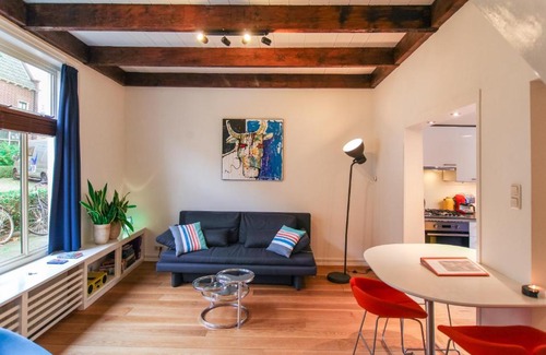 Binnenstad-Oost Apartment | Loge 10 free parkingspot - shippershouse with kitchen and bar
