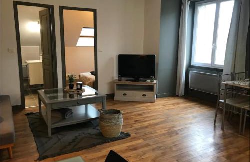 Brive-la-Gaillarde Apartment | Logement à Brive, proche centre-ville et gare, avec climatisation - internet fibre - Stationnements gratuit