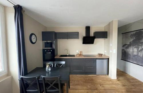 Brive-la-Gaillarde Apartment | Logement à Brive avec terrasse et climatisation près du centre-ville et de la gare - Fibre internet et stationnements gratuits