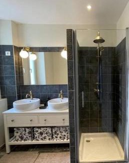 Brive-la-Gaillarde Apartment | Logement à Brive avec terrasse et climatisation près du centre-ville et de la gare - Fibre internet et stationnements gratuits