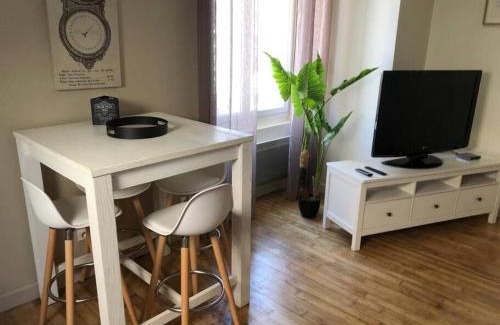 Brive-la-Gaillarde Apartment | Logement à Brive, près du centre-ville et de la gare - Climatisation, fibre internet et stationnement gratuit