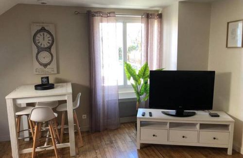 Brive-la-Gaillarde Apartment | Logement à Brive, près du centre-ville et de la gare - Climatisation, fibre internet et stationnement gratuit
