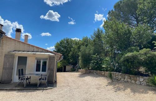 Euzet-les-Bains Apartment | Logement avec piscine et parking