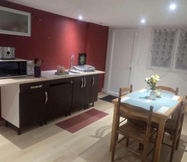 Arpajon-sur-Cere Apartment | Logement chez habitant
