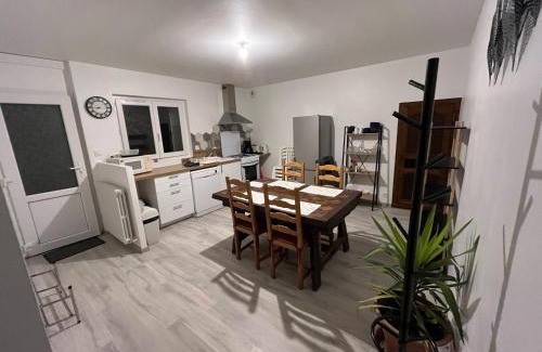 Bagnoles-de-l'Orne House | Logement sous maison habitée en face de la foret petite cour