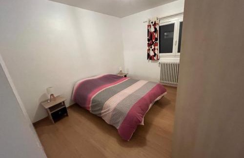 Bagnoles-de-l'Orne House | Logement sous maison habitée en face de la foret petite cour